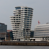 In der neuen Hafencity steht dieser Büroturm.